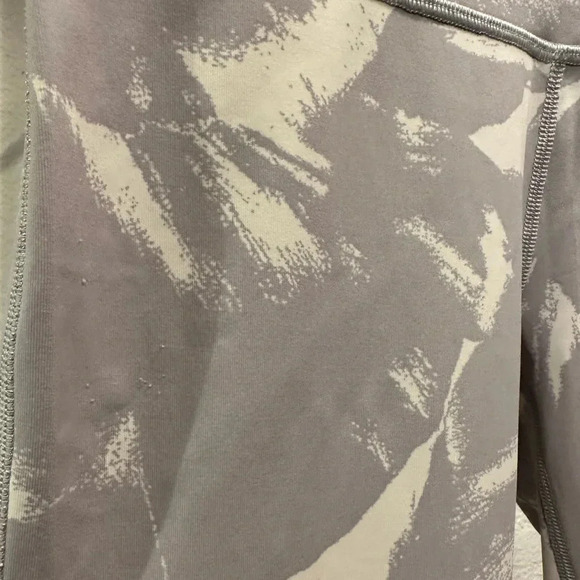 Lululemon Athletica under high rise tight cropped leggings size 6 - Picture 6 of 6